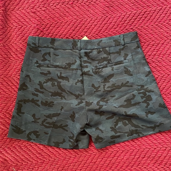 NWT-Banana Republic Blue Camo Shorts, Size 6 - Picture 4 of 5